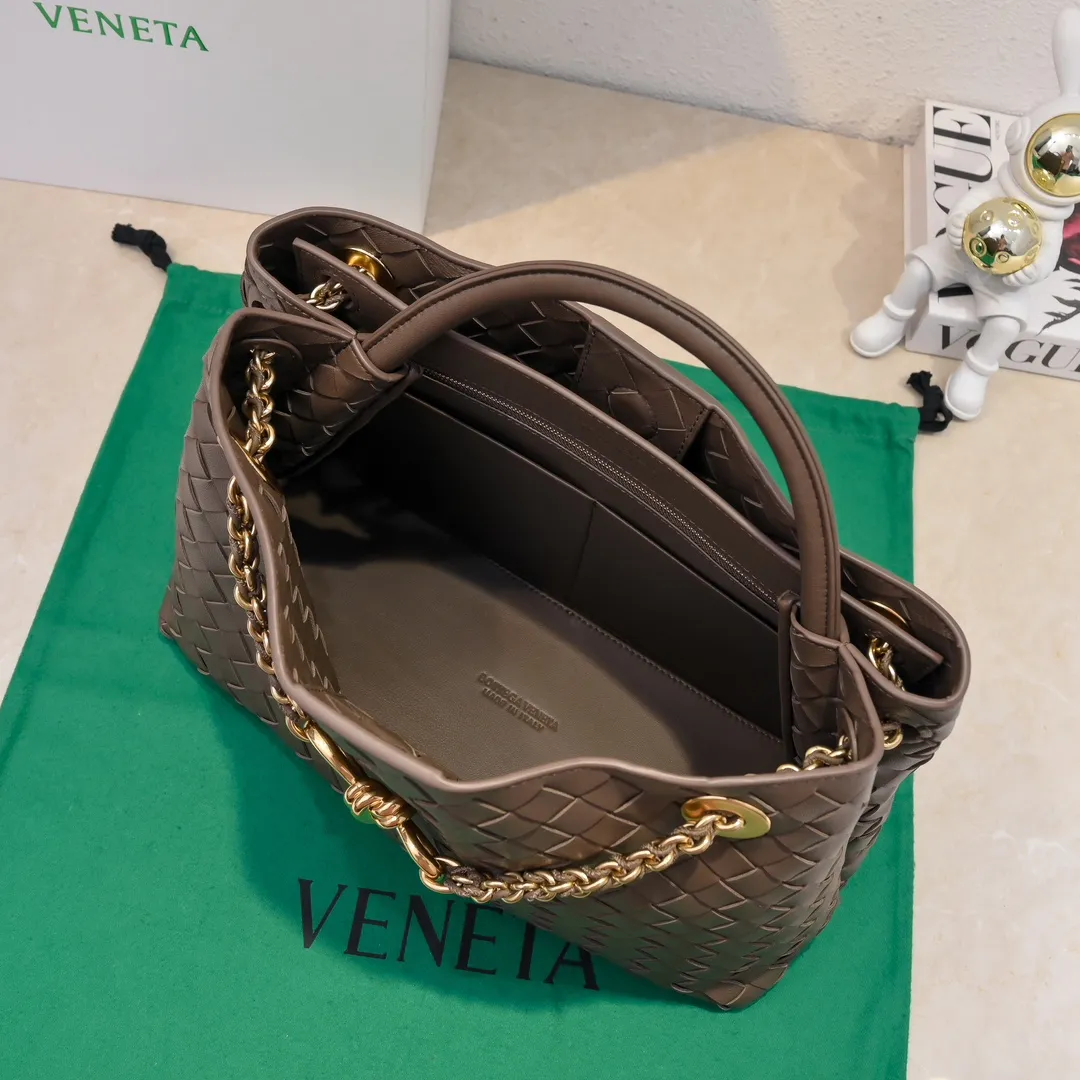 Batch 2460 BOTTEGA VENETA 2024 spring and summer new small ANDIAMO chain bag is also available! 🔥🔥I believe many friends have been waiting for a long time. The metallic chain adds a touch of sophistication to the original softness and elegance of Andiamo. The collision of classic craftsmanship and elegance creates a different kind of beauty. Style number: 6009 Size: 32*24*12cm
